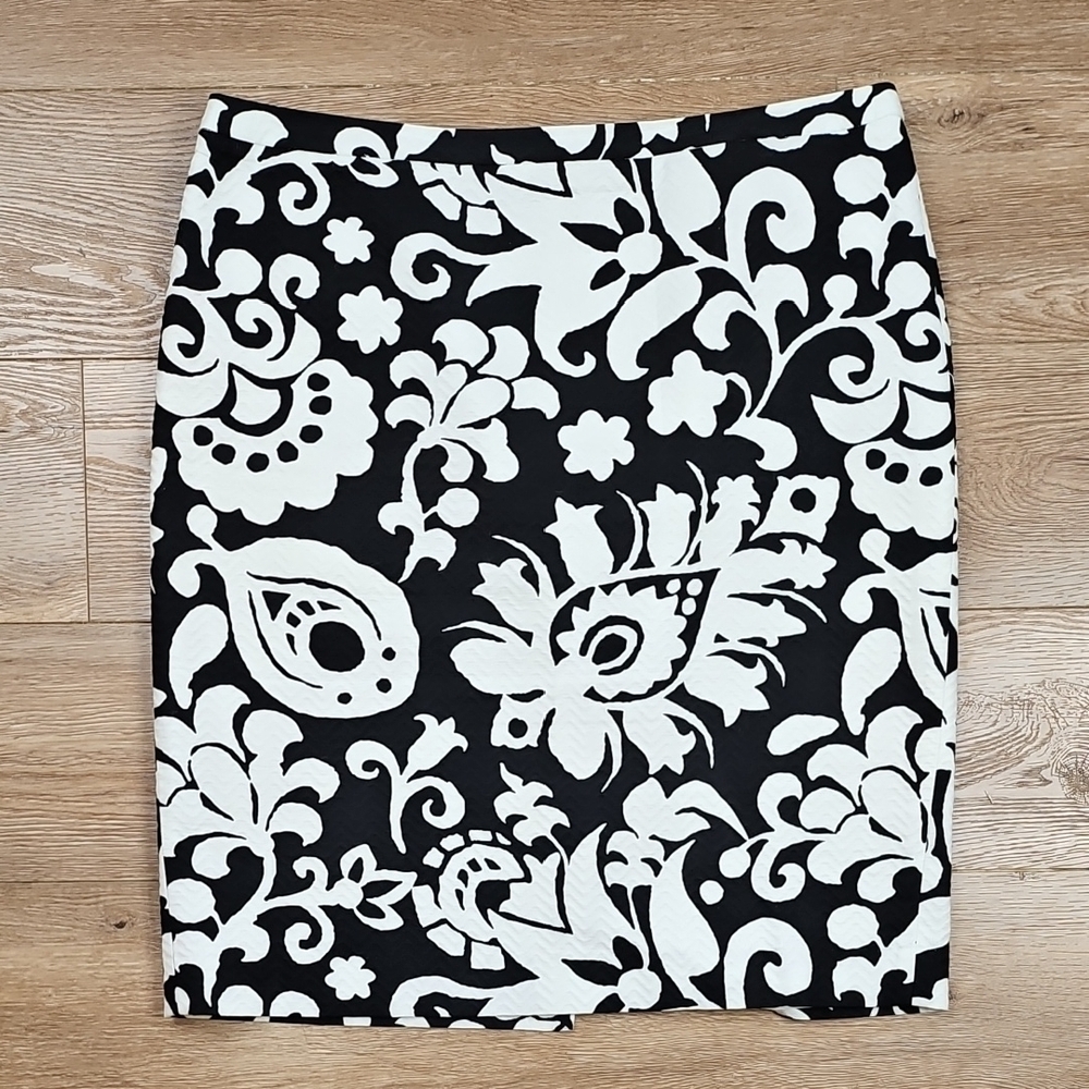 Talbots Textured Cotton Black & White Bold Floral Print Knee Length Pencil Skirt - Picture 3 of 14